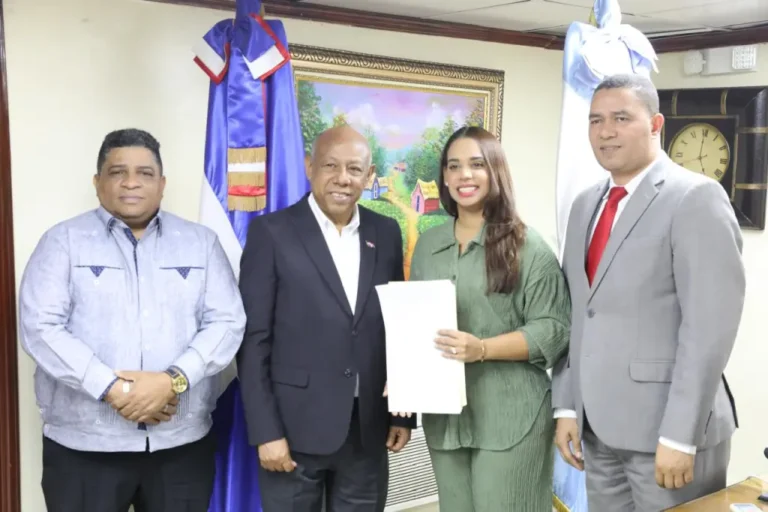 IAD y Alcaldía de SDN suscriben convenio donación terrenos para construcción mercado Los Guaricanos