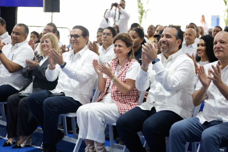 Raquel Peña inaugura polideportivo en Santiago y reafirma compromiso con el deporte escolar