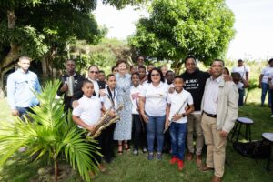 La alegría y esperanza llega a San Pedro de Macorís; Raquel Peña entrega juguetes y comparte con niños