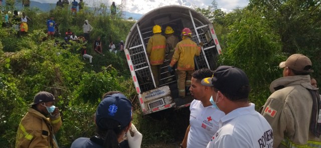 Migración investiga accidente en San Juan de un vehículo de la institución en el que un dominicano falleció y varios heridos