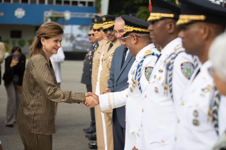 Vicepresidenta encabeza por primera vez graduación de cadetes de la Policía Nacional