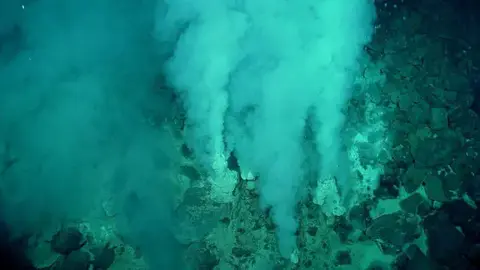 ¿Por qué el mar es salado si se alimenta mayormente de ríos de agua dulce?