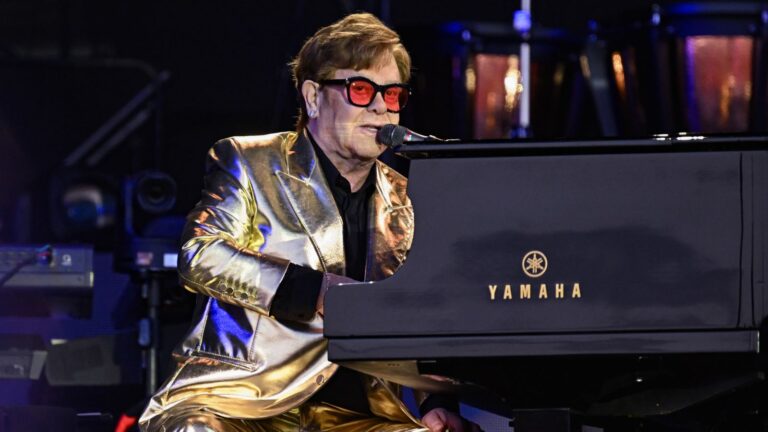 Elton John dice que perdió la vista