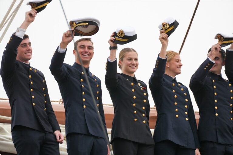 Así fue la emocionante despedida del buque escuela ‘Elcano’ donde partió la princesa Leonor