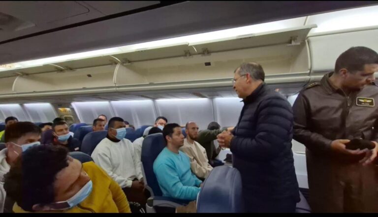 Petro recibe primer avión con 110 colombianos deportados de EE.UU