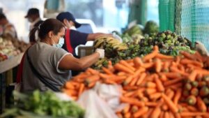 La inflación disminuyó, pero los precios de productos básicos aumentaron