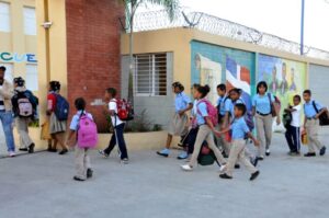 Estudiantes vuelven a las aulas este martes; Minerd trabaja en Plan Decenal