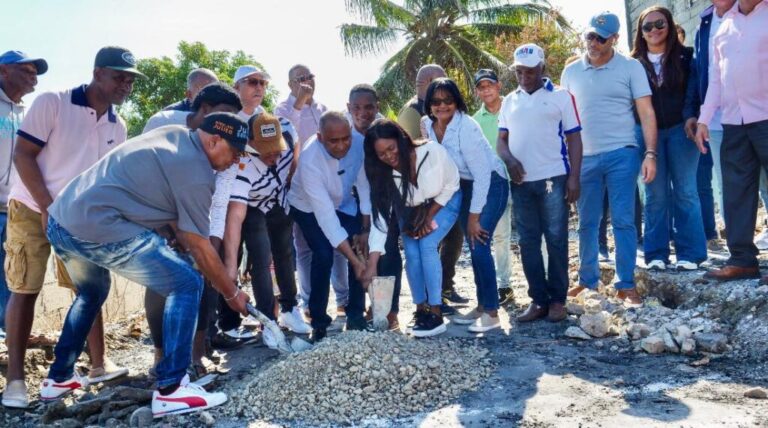 Senador Julito Fulcar inicia construcción de vivienda para familia afectada por incendio en Carretón