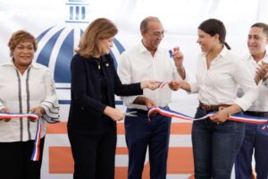 Vicepresidenta Raquel Peña deja inaugurado puente sobre el arroyo Lebrón y calles de comunidades de SDO